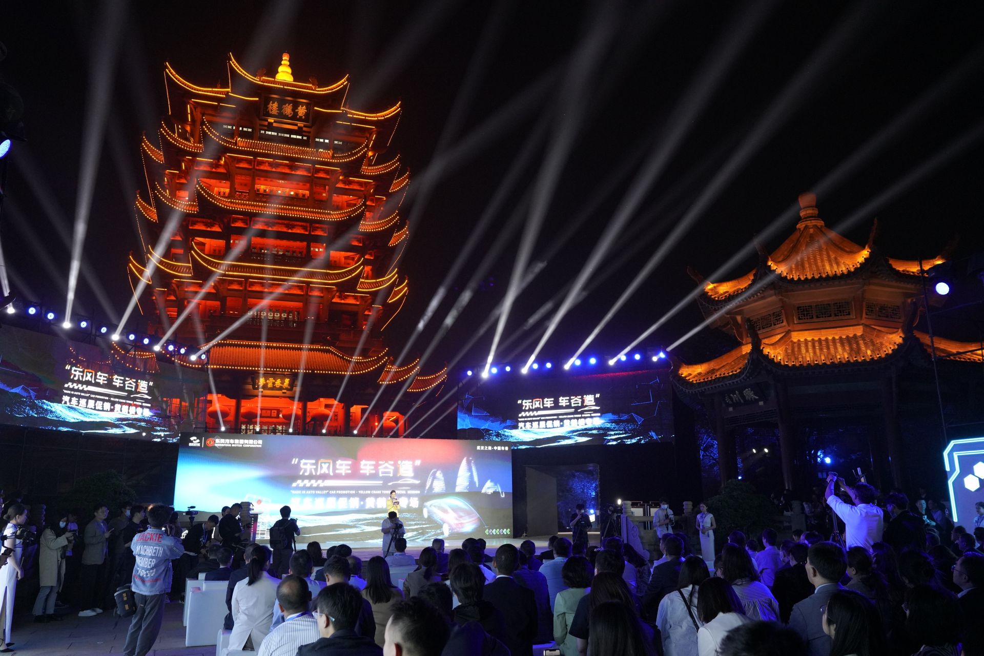来武汉 买好车 &ldquo;车谷造&rdquo;汽车巡展促销活动走进黄鹤楼